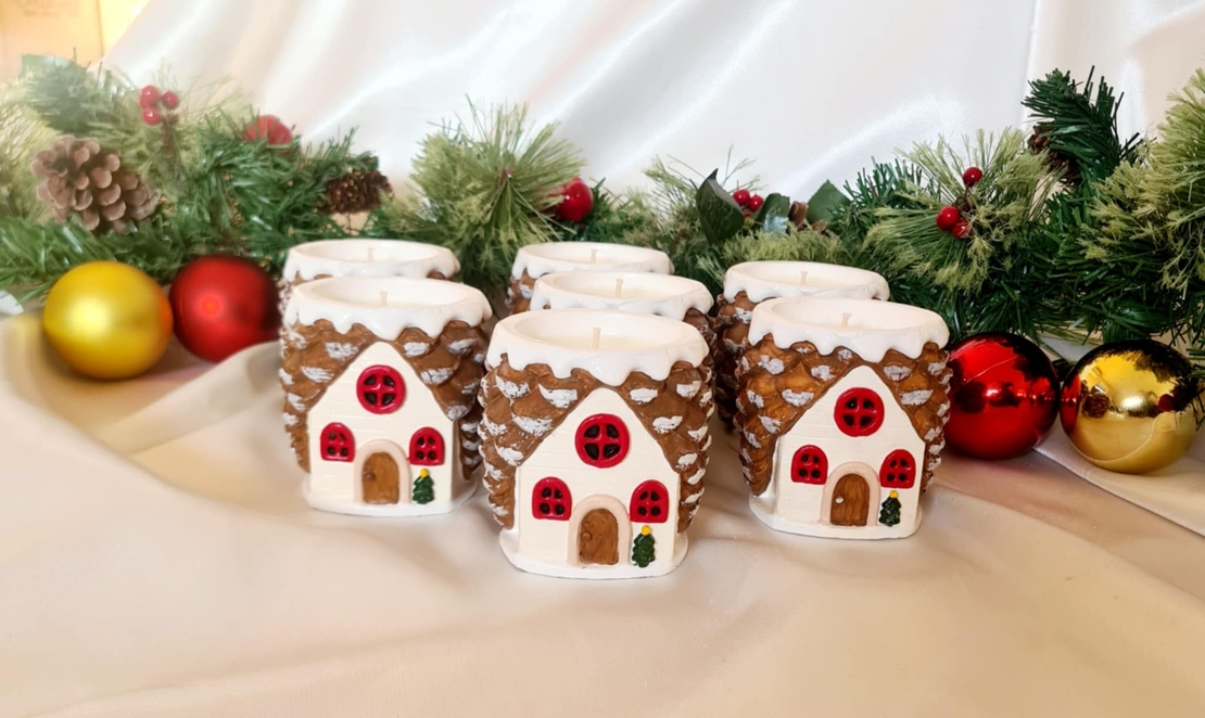 Коледна свещ „Зимна Къщичка“ - ръчно изработена, ароматна, уютна