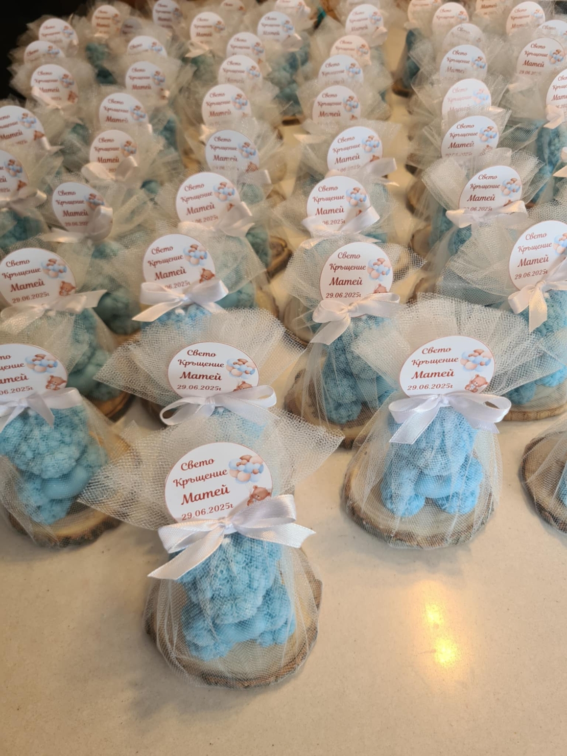 Мече с нежно сърчице върху дървена подложка – подарък за гости