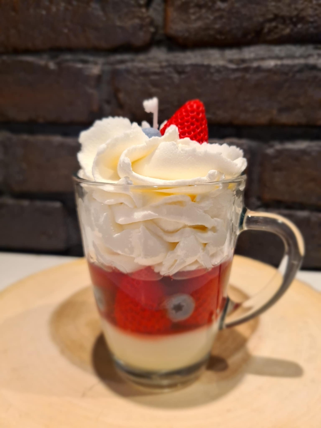 Ароматна свещ „Кадифен крем с горски плодове“