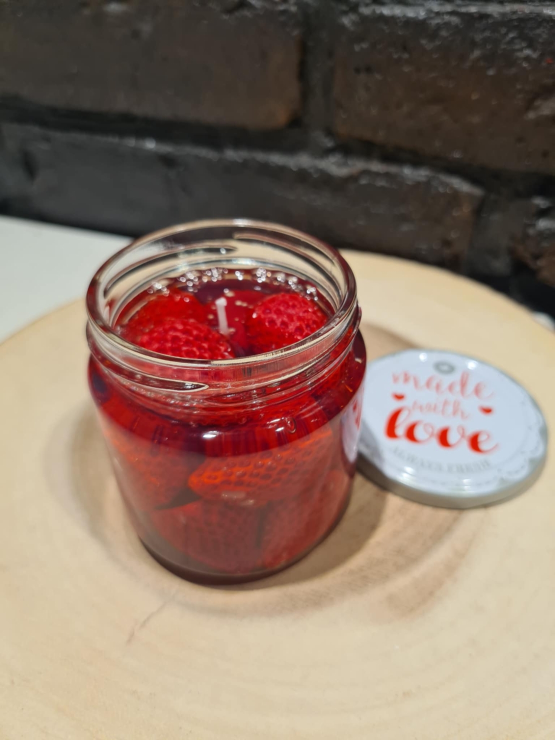 „Ягодово сладко“ – ароматна десертна свещ в малък буркан