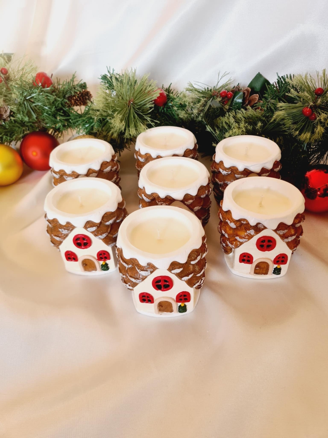 Коледна свещ „Зимна Къщичка“ - ръчно изработена, ароматна, уютна