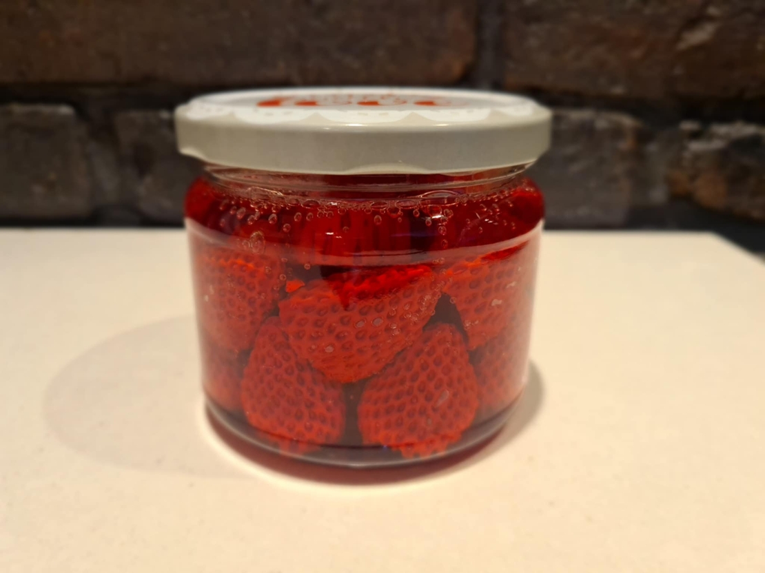 „Ягодово сладко“ – ароматна десертна свещ в голям буркан