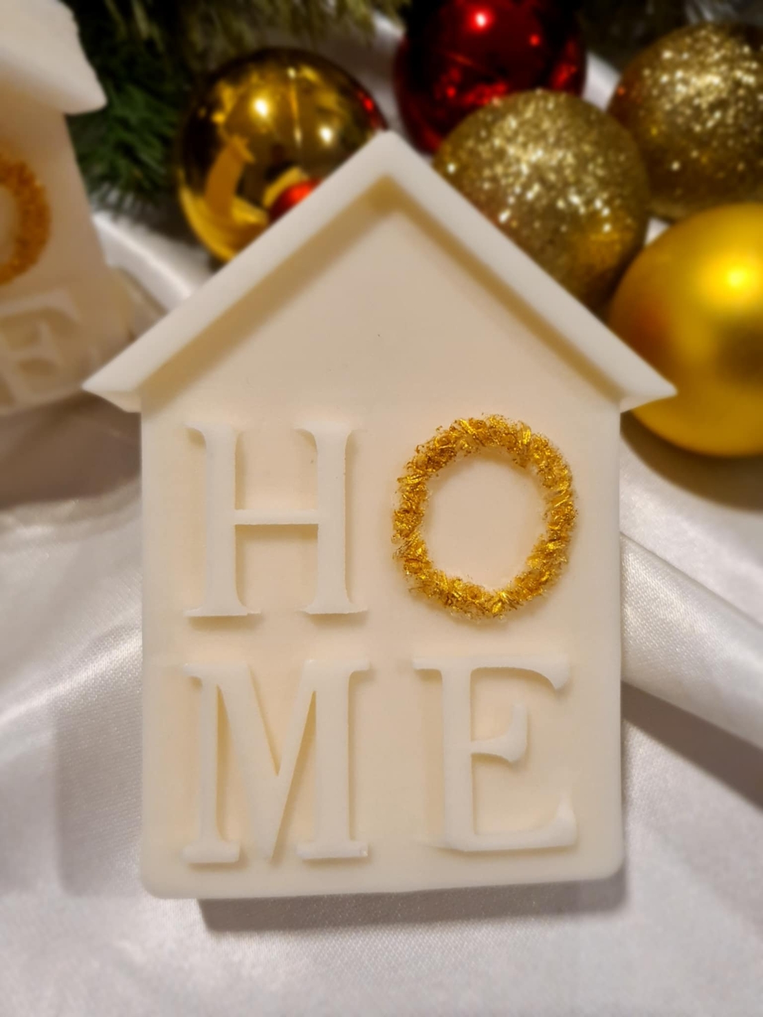 Коледна свещ „HOME“ – уют в най-чистата му форма