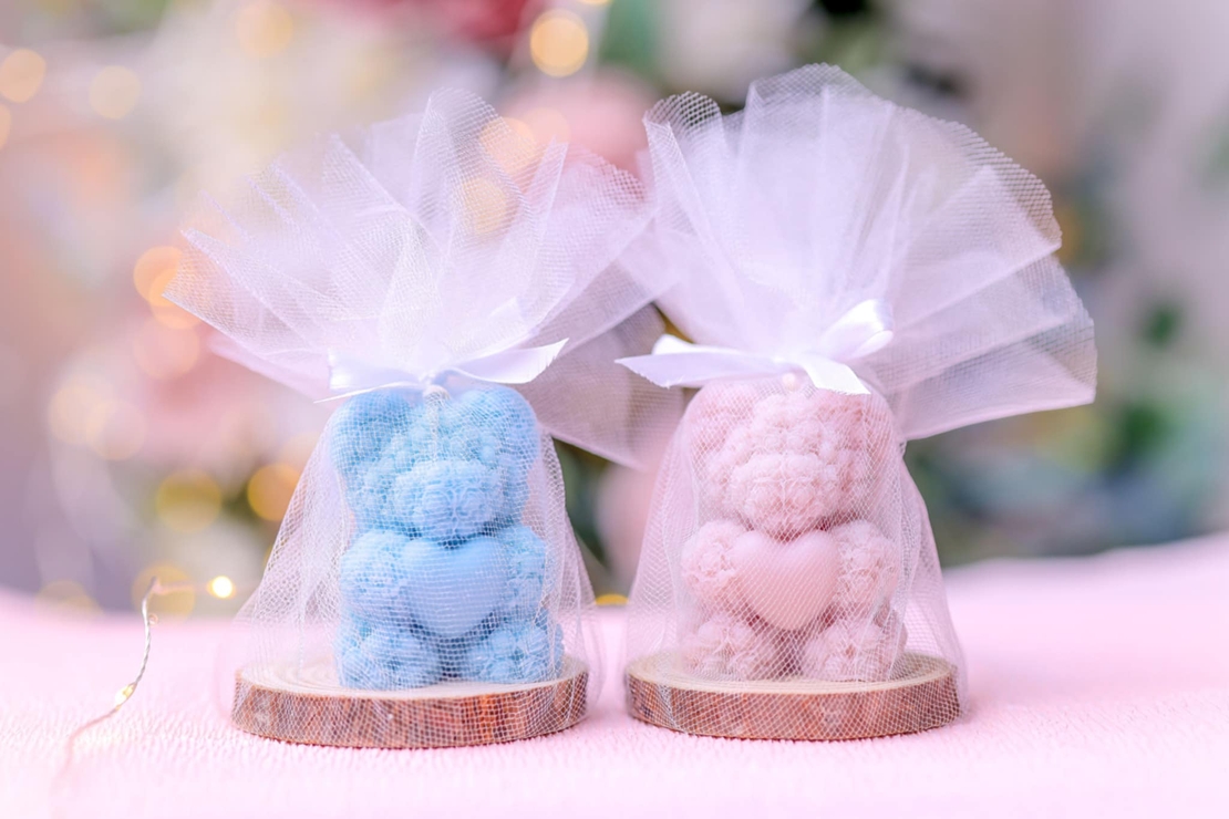 Мече с нежно сърчице върху дървена подложка – подарък за гости