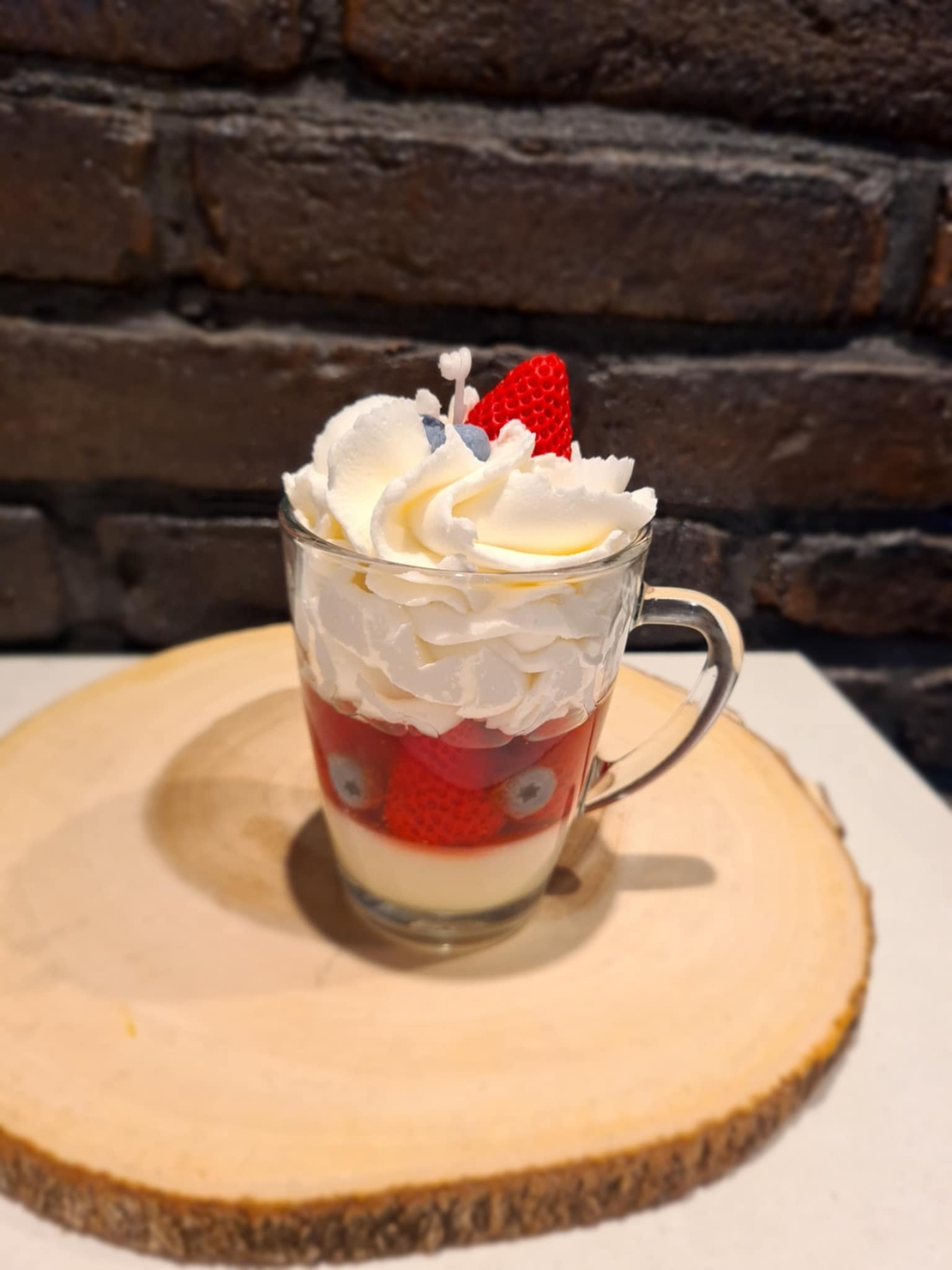 Ароматна свещ „Кадифен крем с горски плодове“