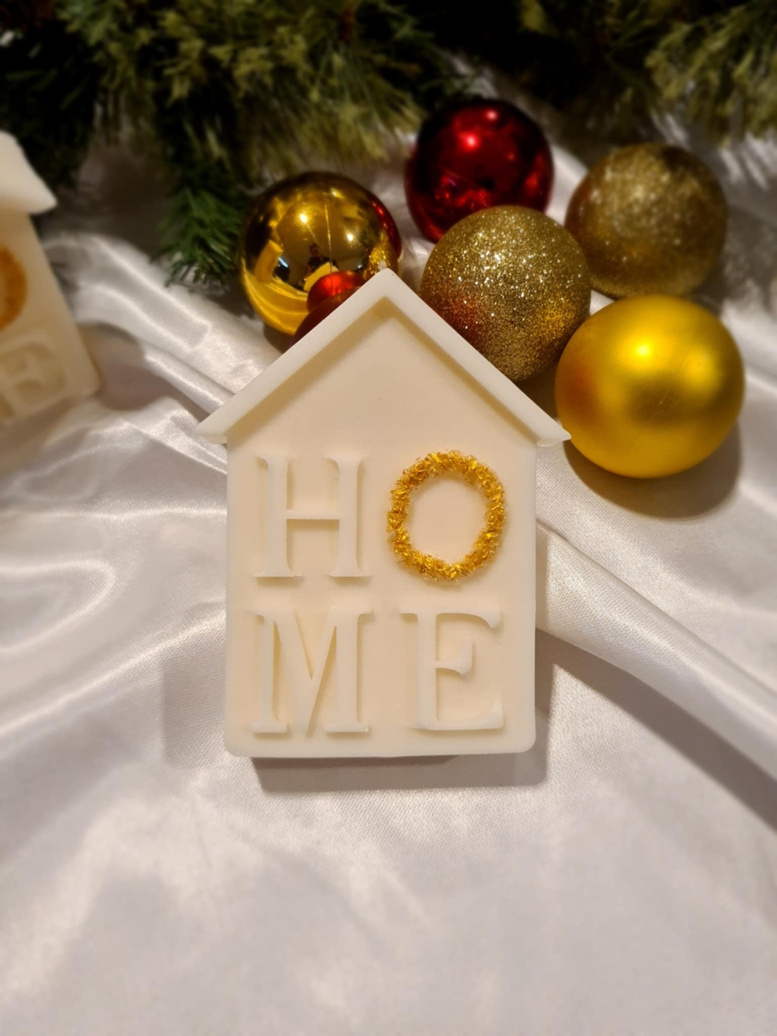 Коледна свещ „HOME“ – уют в най-чистата му форма