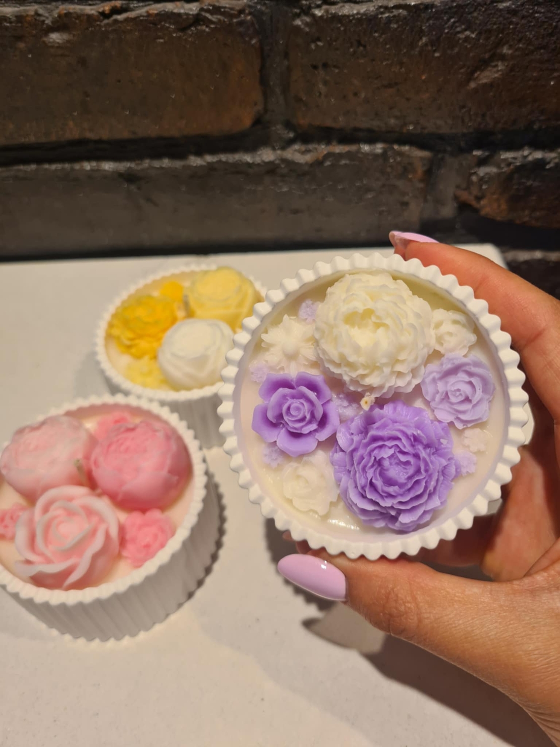 „Градинката на мечтите“ - ароматна свещ в мини керамична кашпа