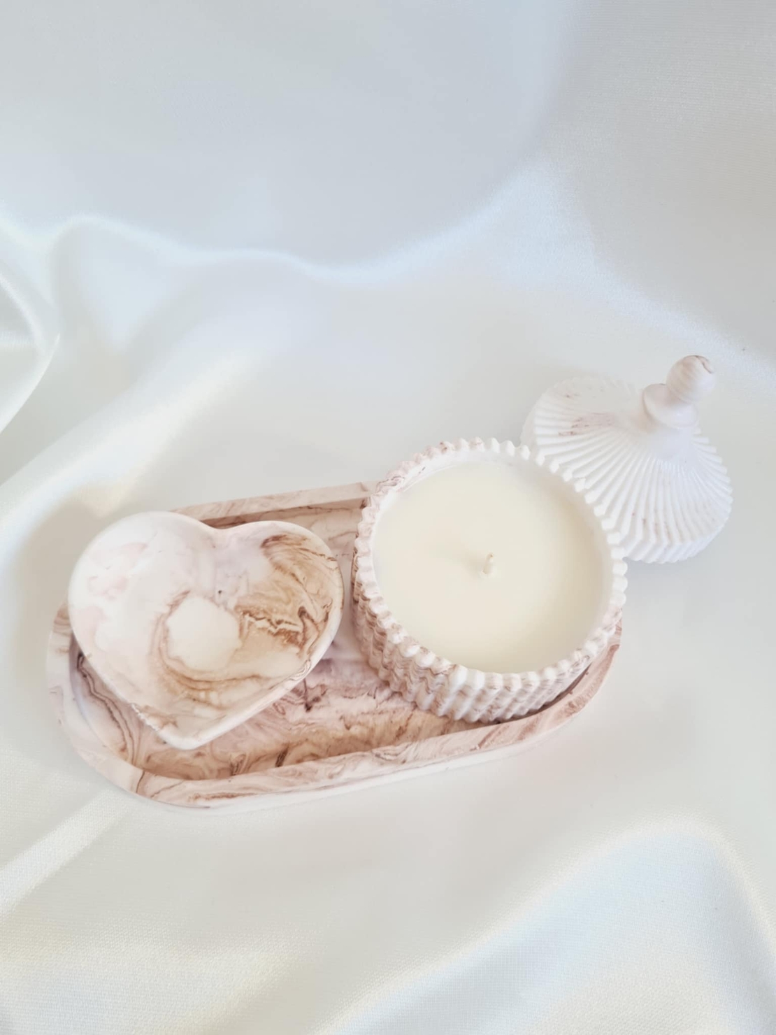 Луксозен керамичен комплект “Éloria” – свещ и поднос в артистичен мраморен дизайн