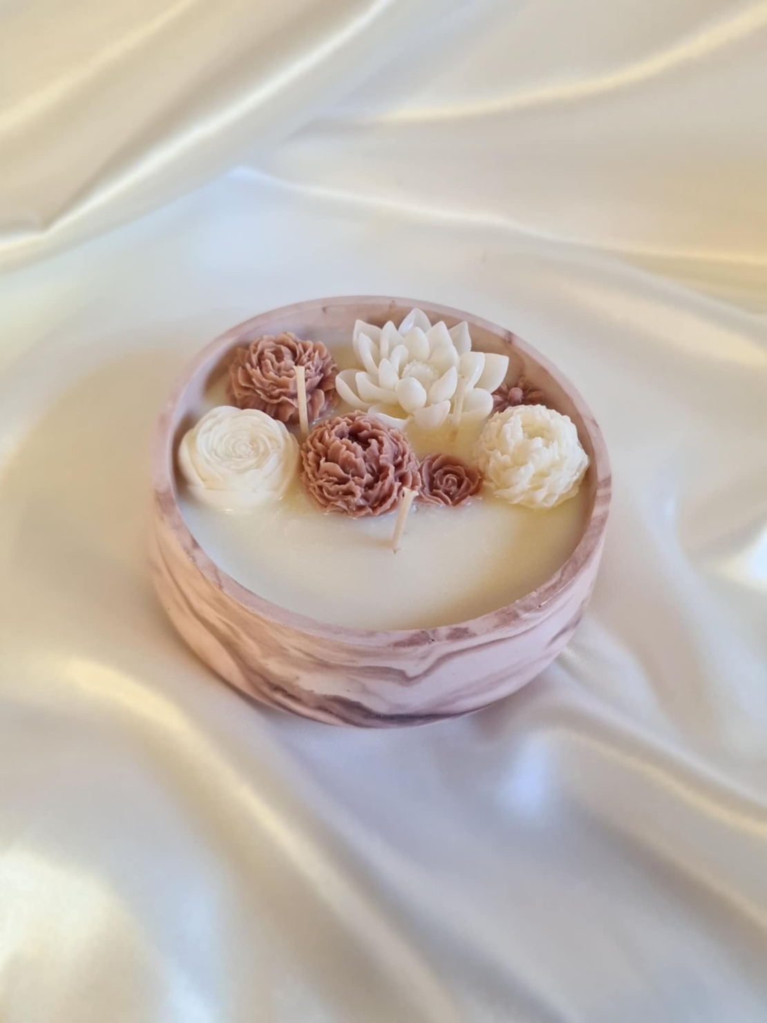 Ароматна свещ в керамичен съд “SOLENNE” – ръчно изработена арт свещ с восъчни цветя