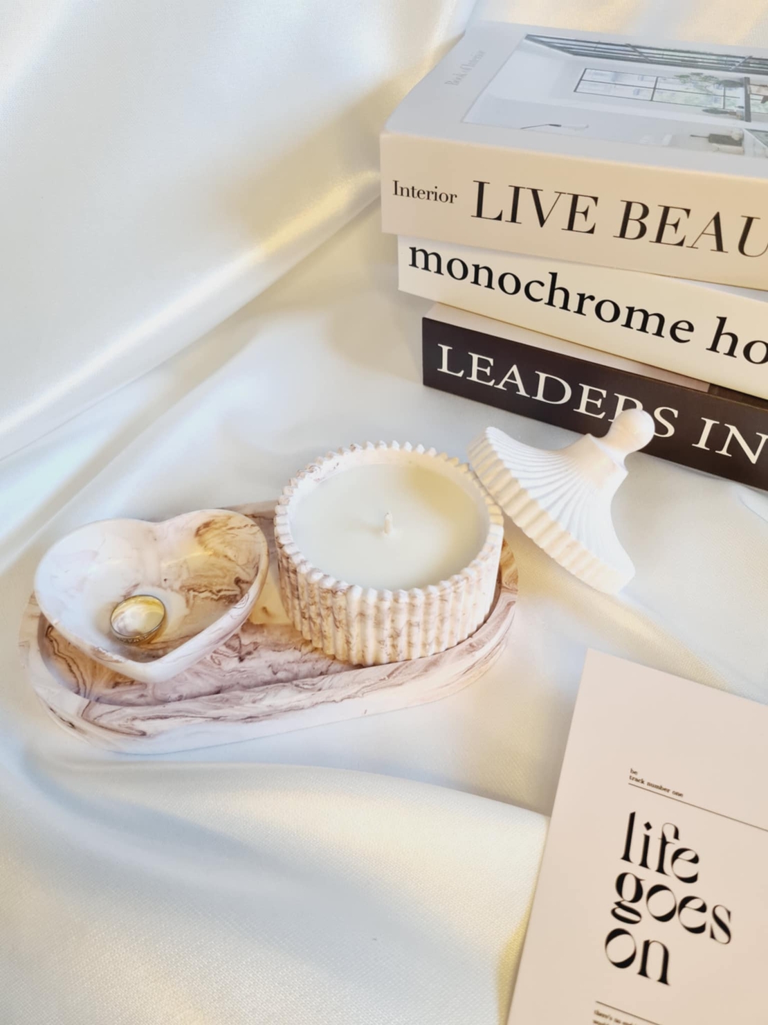 Луксозен керамичен комплект “Éloria” – свещ и поднос в артистичен мраморен дизайн