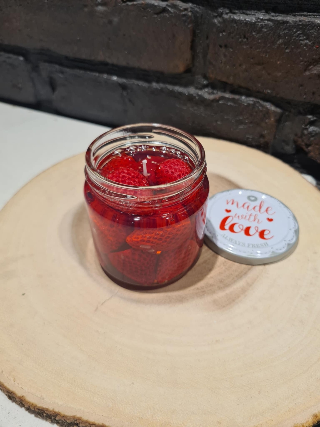 „Ягодово сладко“ – ароматна десертна свещ в малък буркан