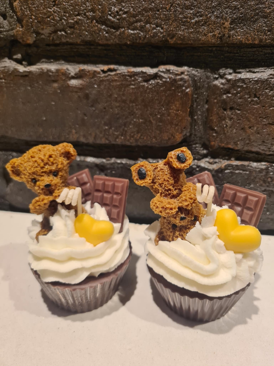 Мече с шоколадово сърце – къпкейк свещ