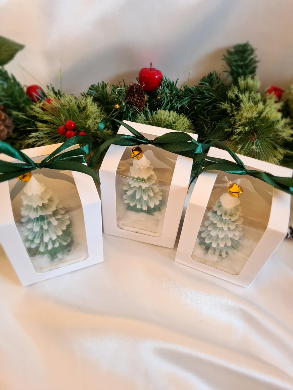 Коледна декоративна свещ “Snowy Pine Tree” – ръчно изработена елха