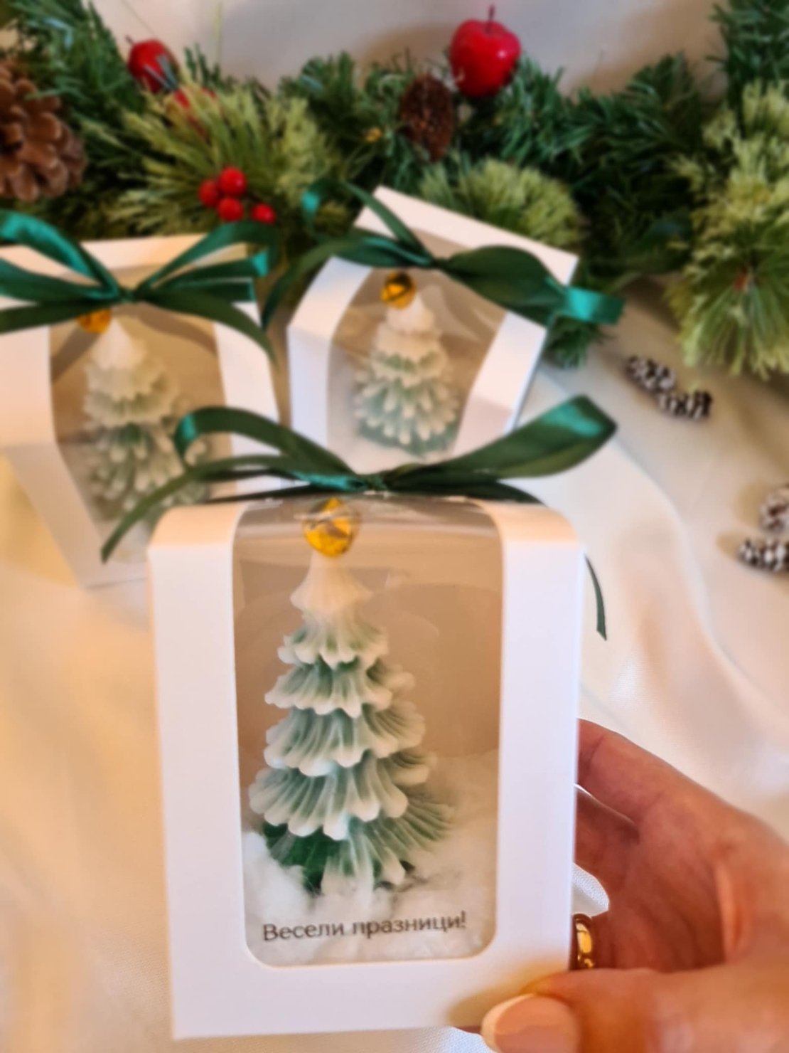 Коледна декоративна свещ “Snowy Pine Tree” – ръчно изработена елха
