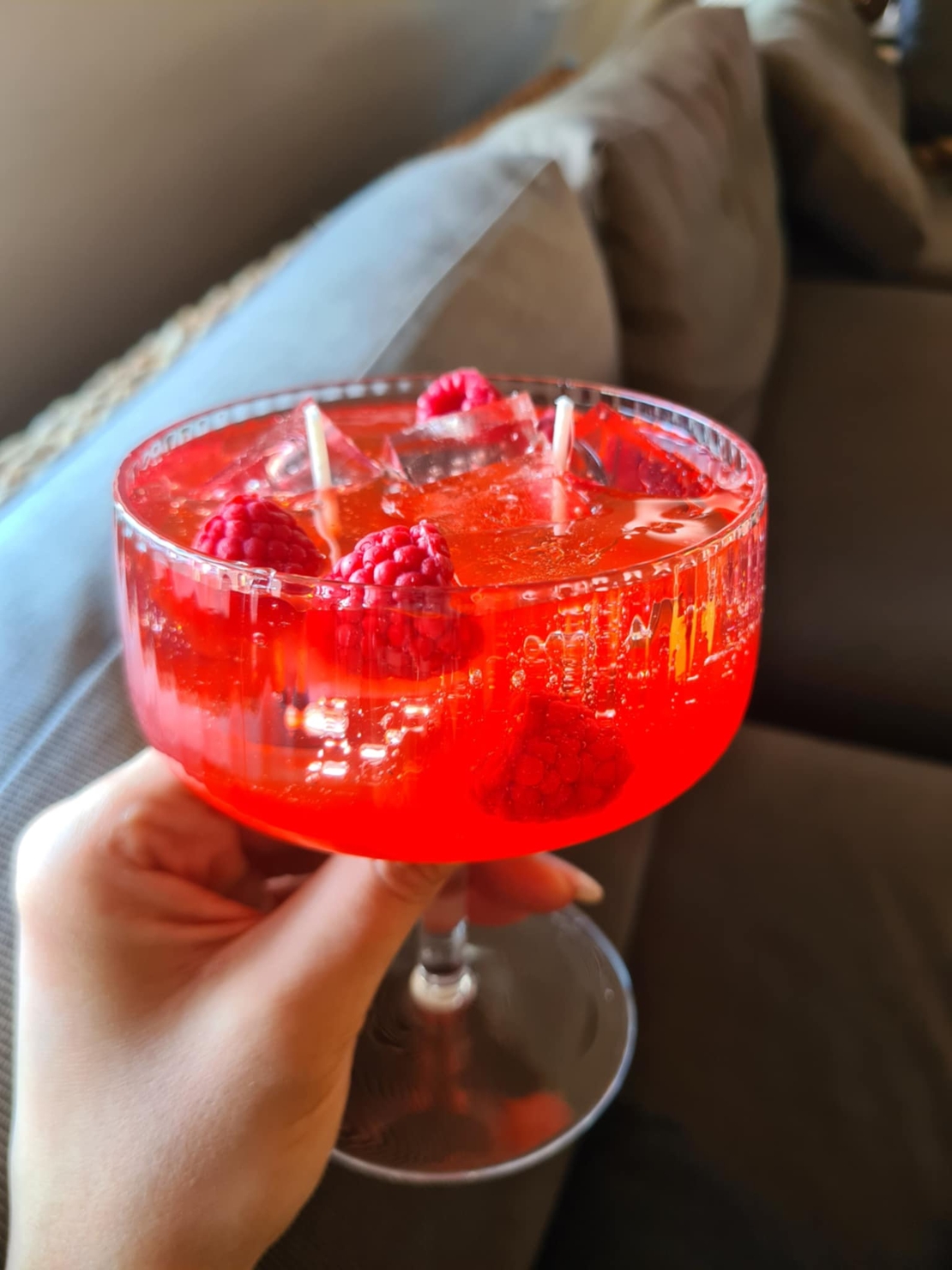 „Малинов Спаркъл“ – ароматна свещ в чаша