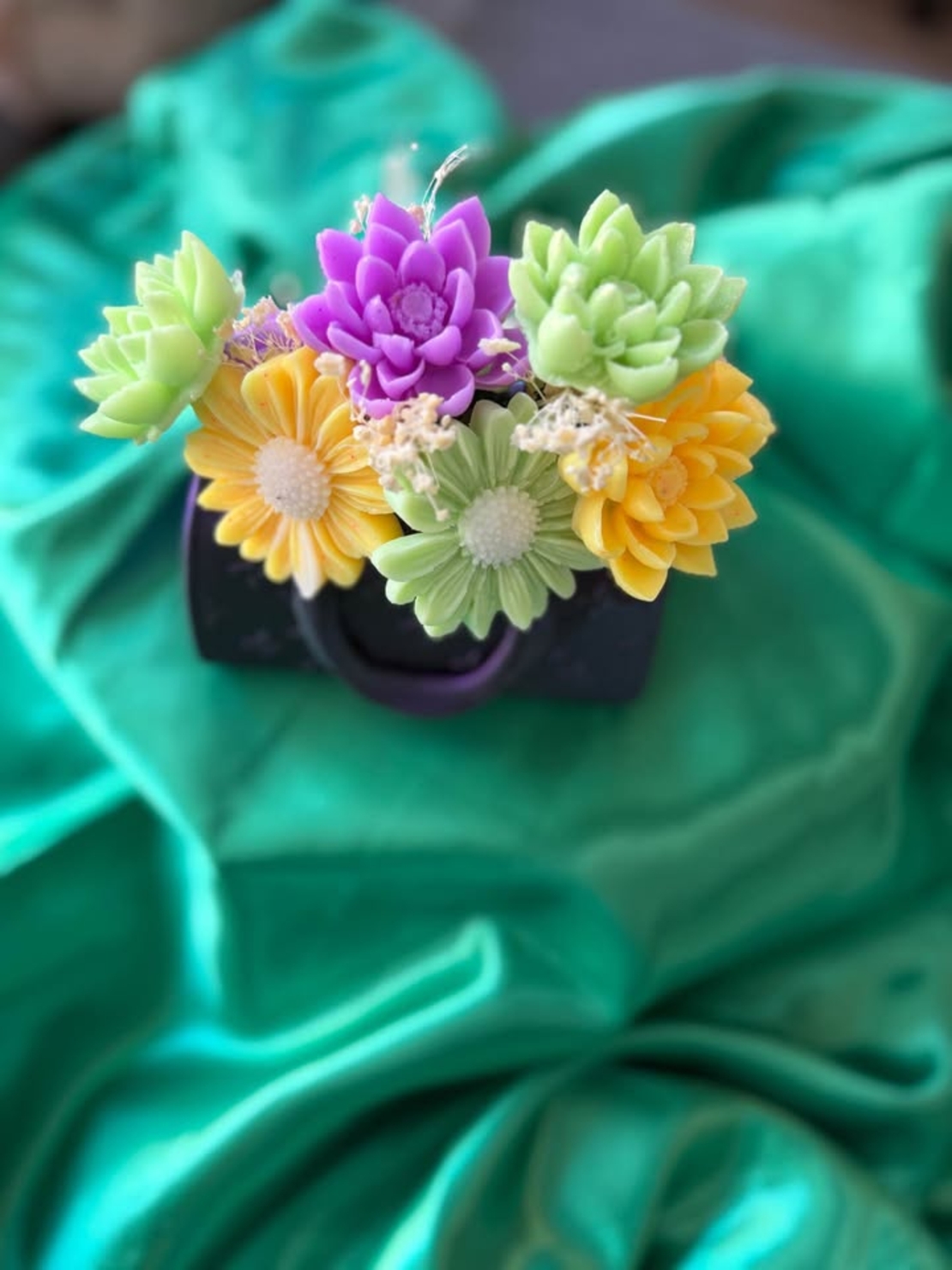 Букет от сапунени цветя декорирани в малка сладка чанта