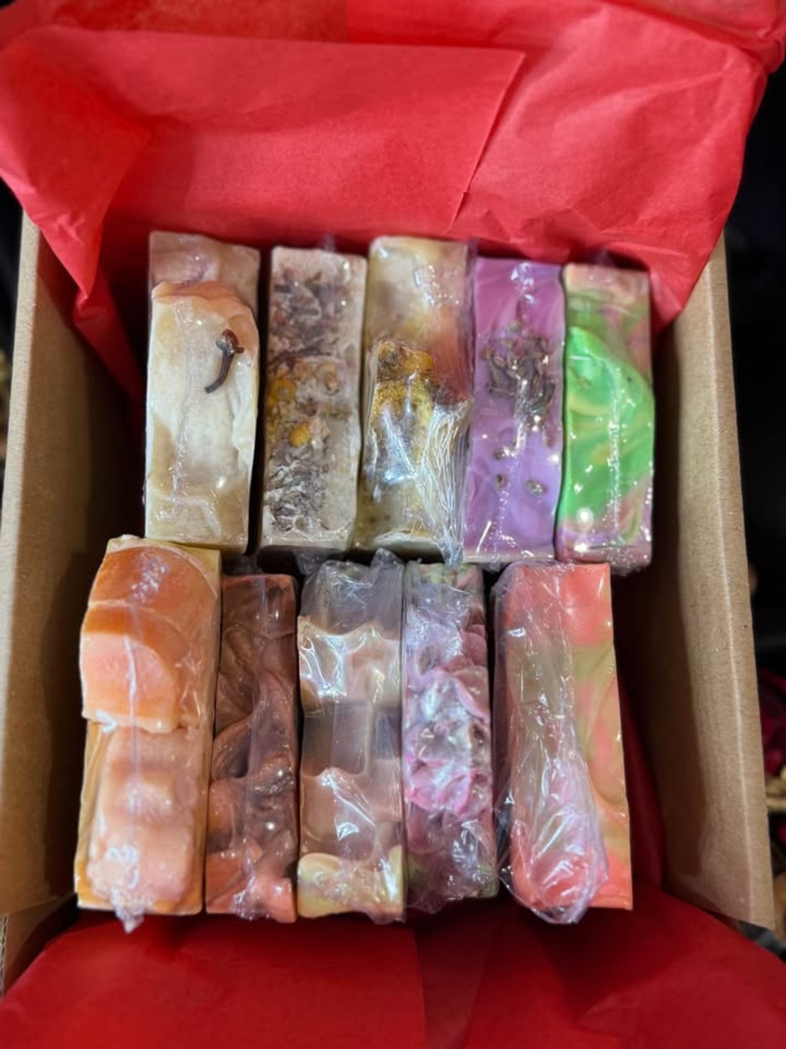 Коледен комплект от 10 ръчно изработени сапуна.