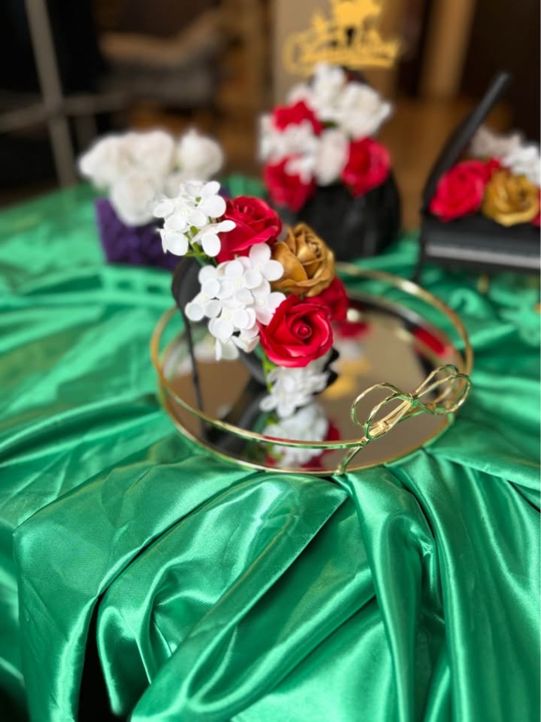 Малка луксозна обувка декорирана с пластични рози бъди различен подари уникален букет