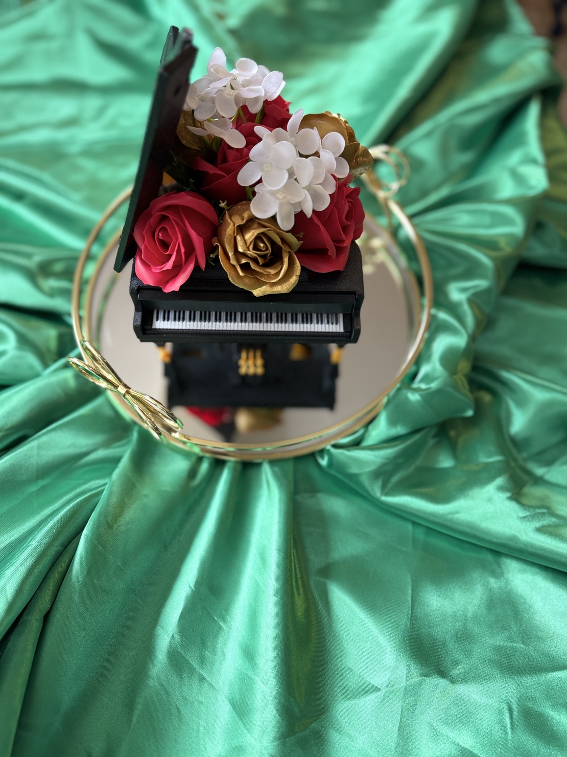 Луксозен букет пиано декорирано с пластични рози