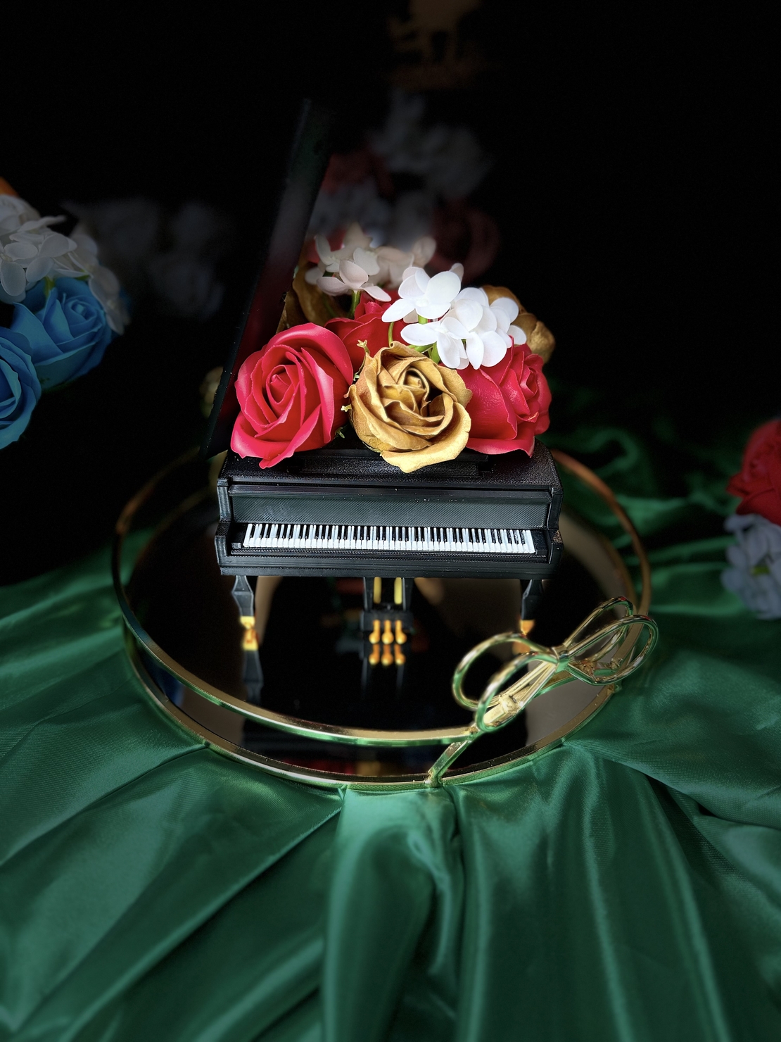 Луксозен букет пиано декорирано с пластични рози