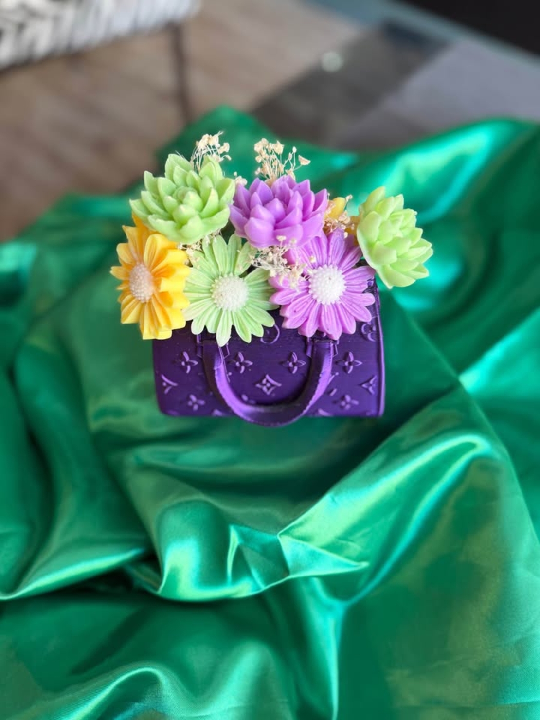 Букет от сапунени цветя декорирани в малка сладка чанта