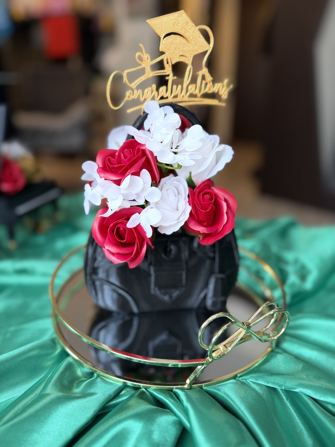 Луксозен букет в малка чанта прада