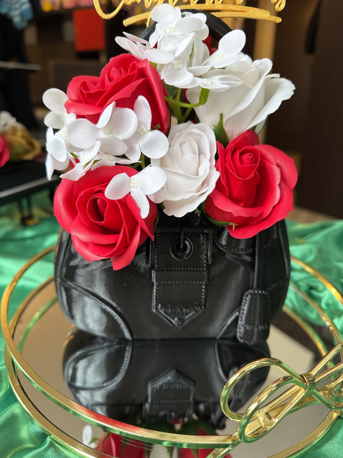 Луксозен букет в малка чанта прада