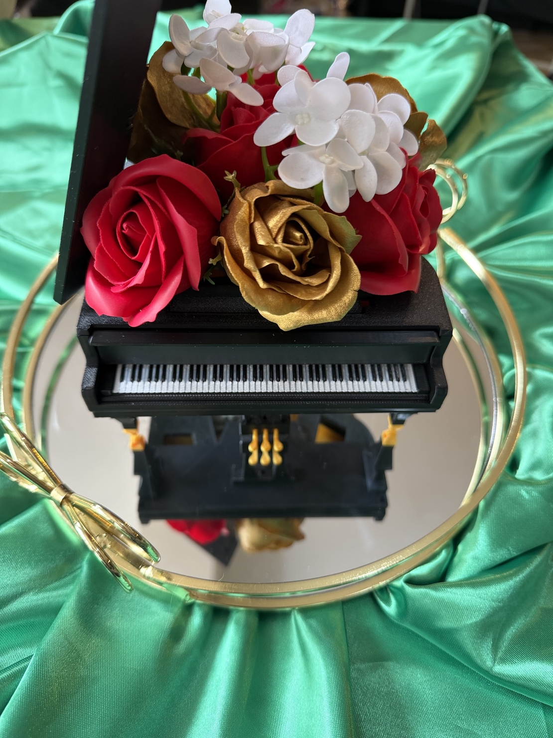 Луксозен букет пиано декорирано с пластични рози