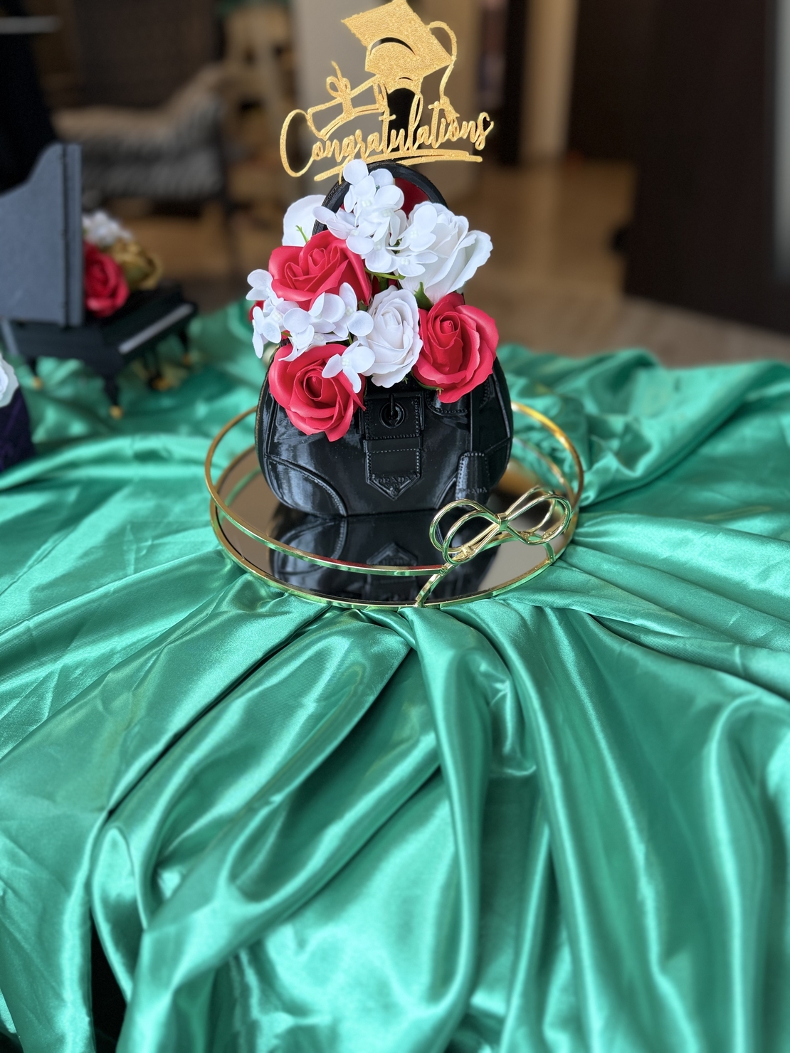 Луксозен букет в малка чанта прада