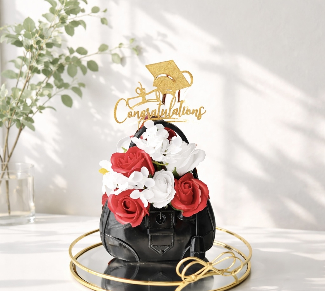 Луксозен букет в малка чанта прада