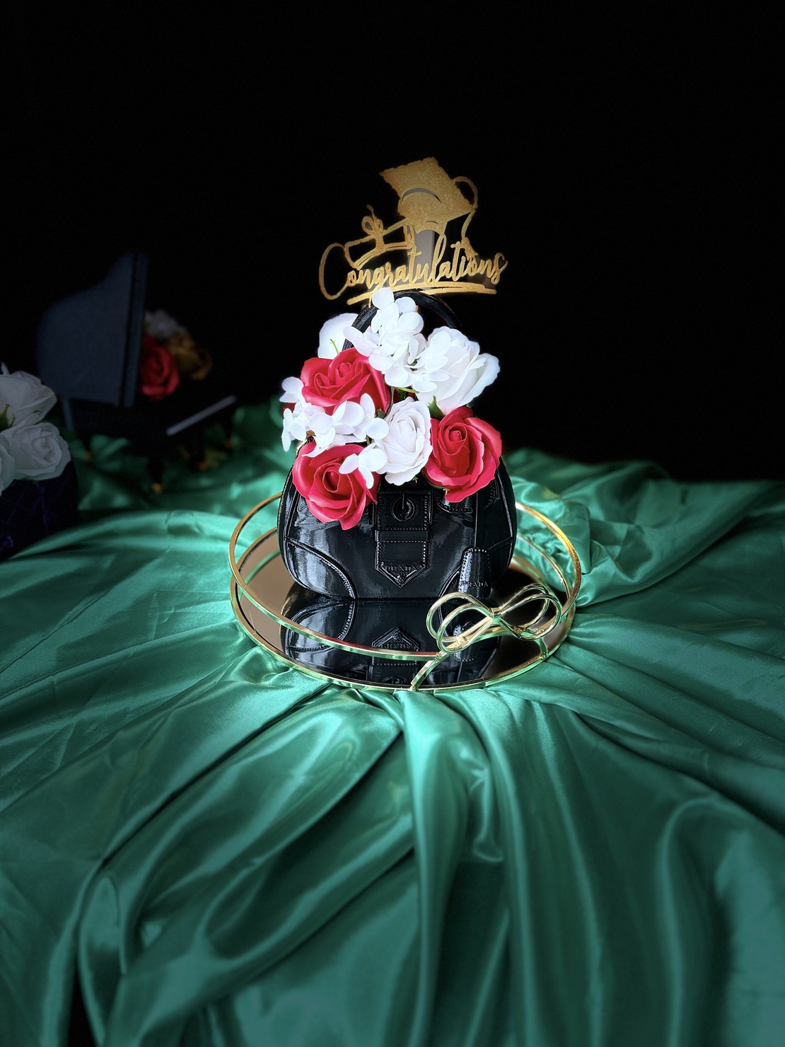 Луксозен букет в малка чанта прада