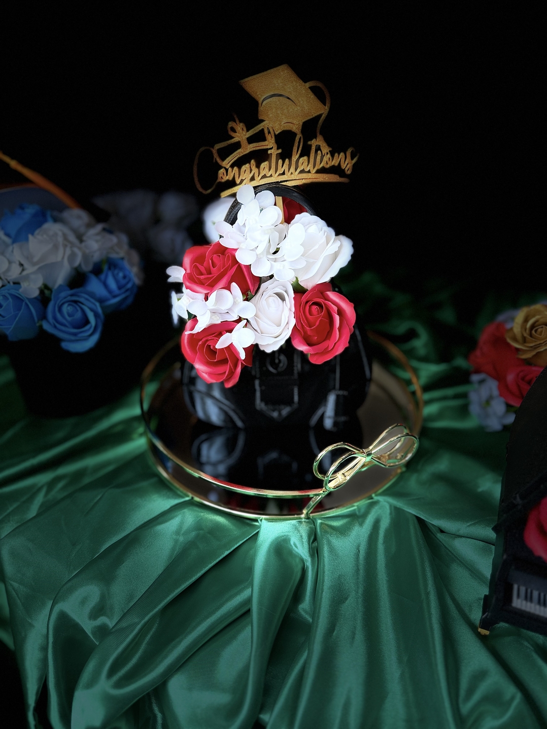 Луксозен букет в малка чанта прада