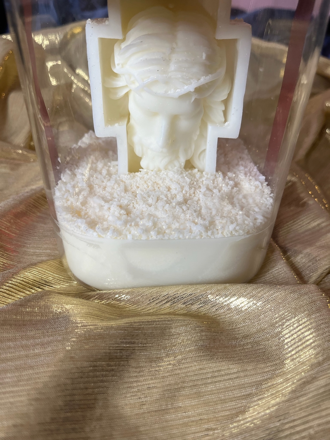 Свещ в стъклен буркан с фигура на Исус Христос