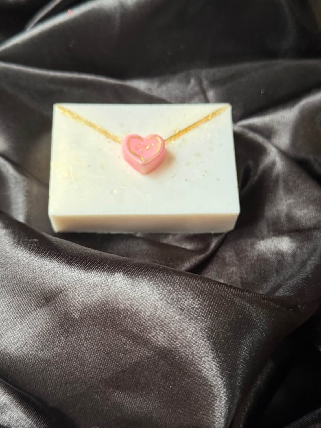 Ръчно изработен сапун във формата на плик със сърце, създаден специално за Свети Валентин.