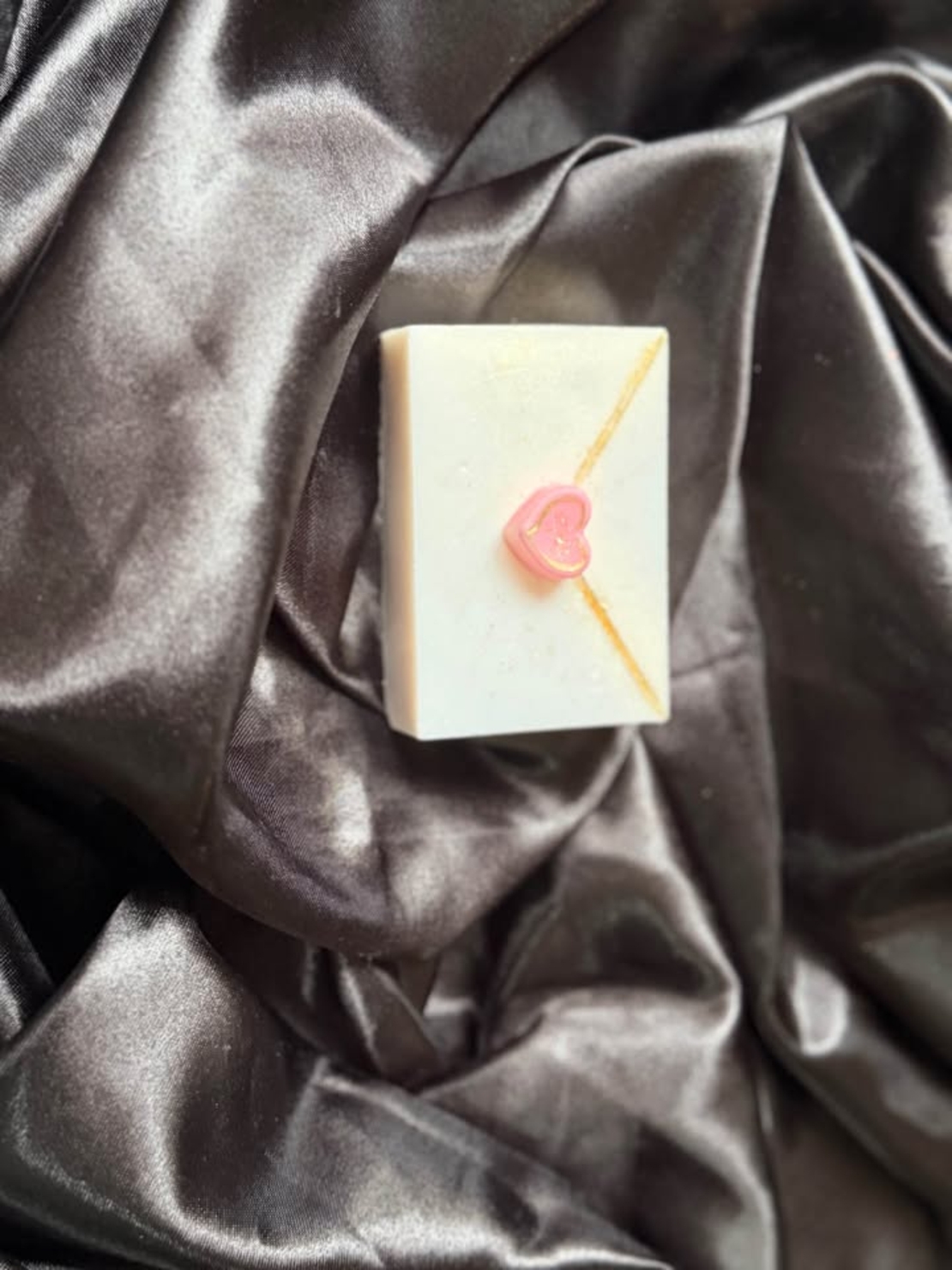 Ръчно изработен сапун във формата на плик със сърце, създаден специално за Свети Валентин.