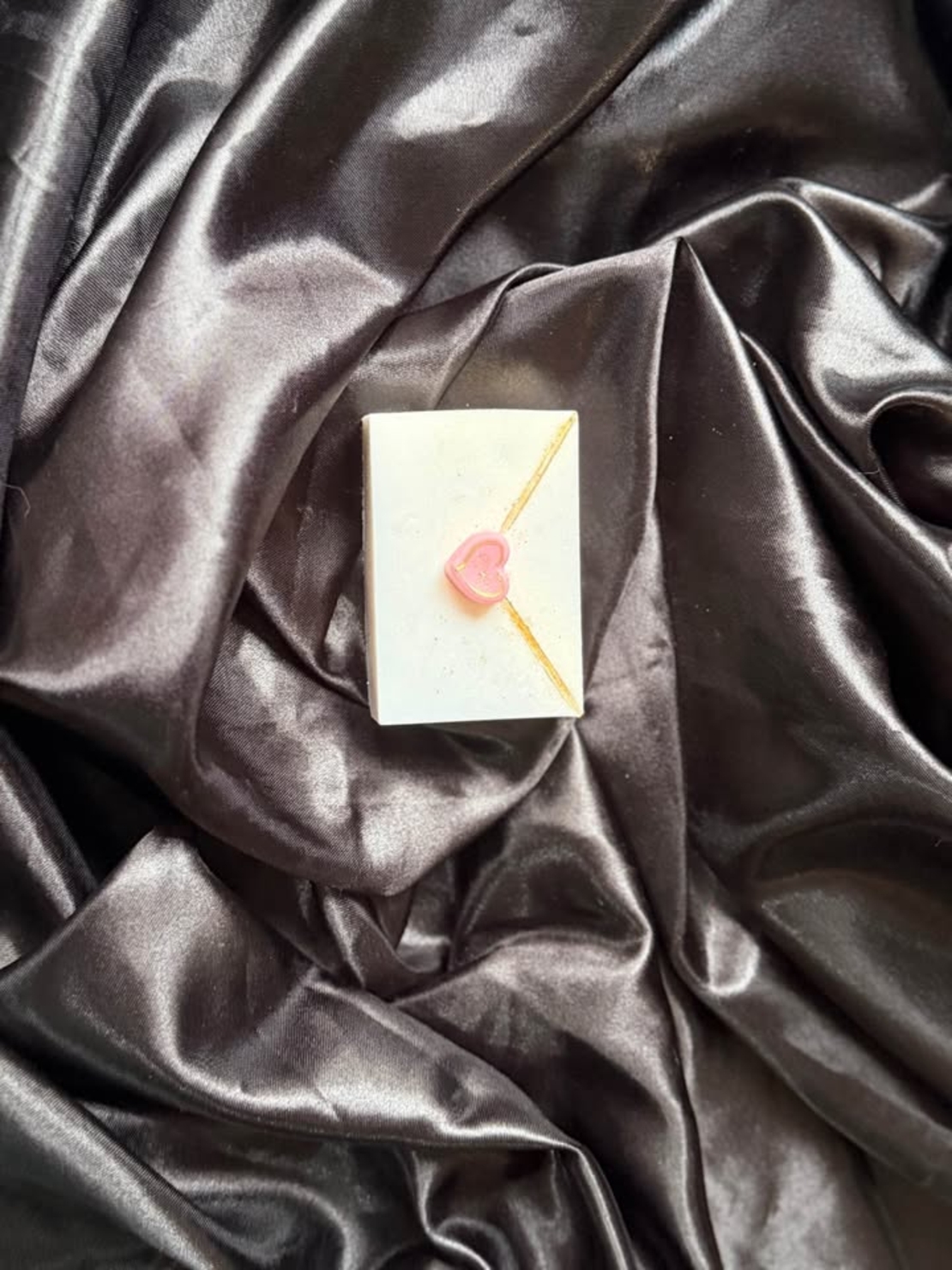 Ръчно изработен сапун във формата на плик със сърце, създаден специално за Свети Валентин.