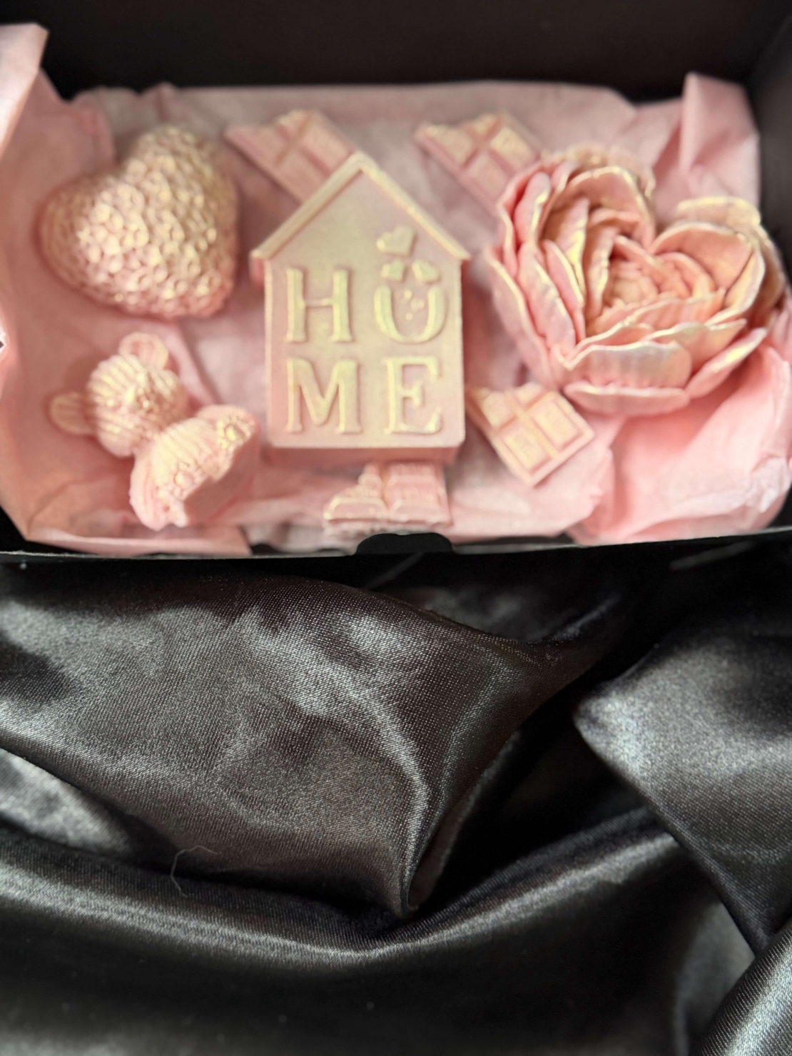 Сет за Свети Валентин от ръчно изработени сапуни, създаден с любов и внимание към всеки детайл.