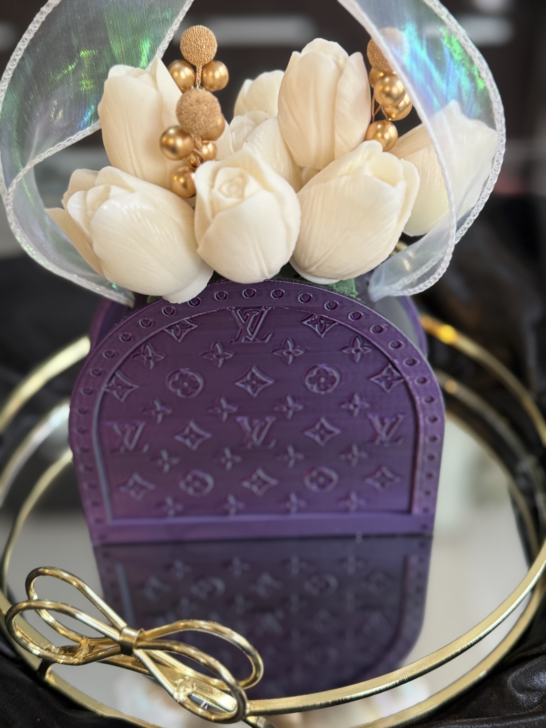 Луксозен букет от бели лалета