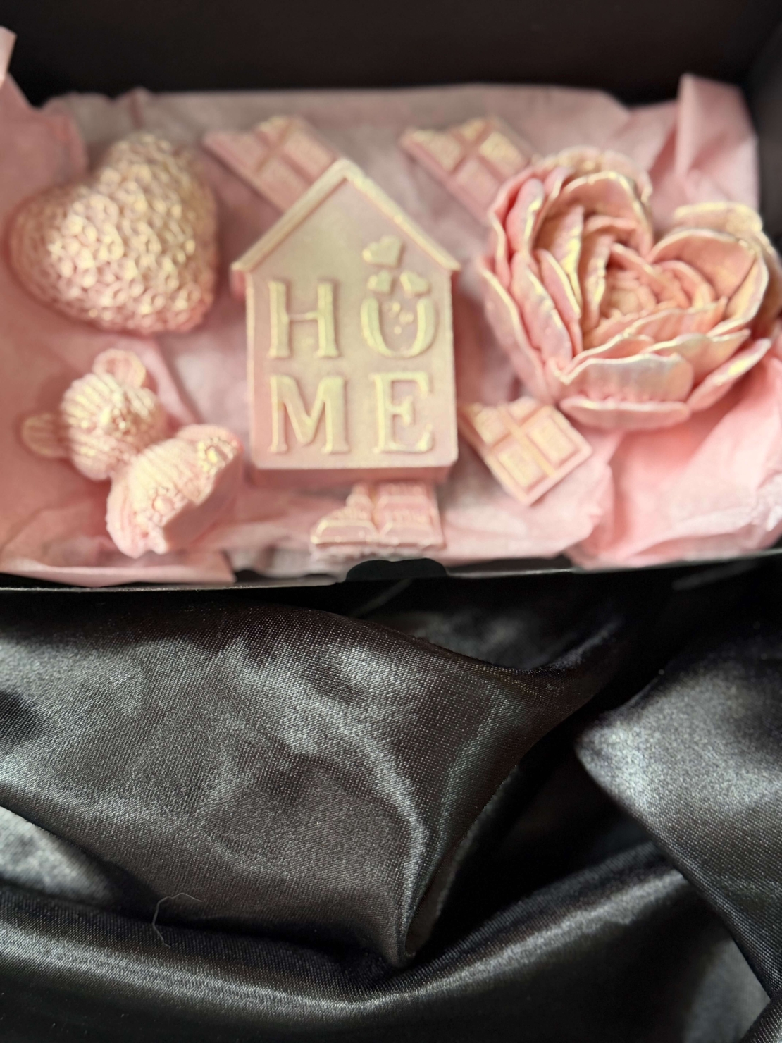 Сет за Свети Валентин от ръчно изработени сапуни, създаден с любов и внимание към всеки детайл.