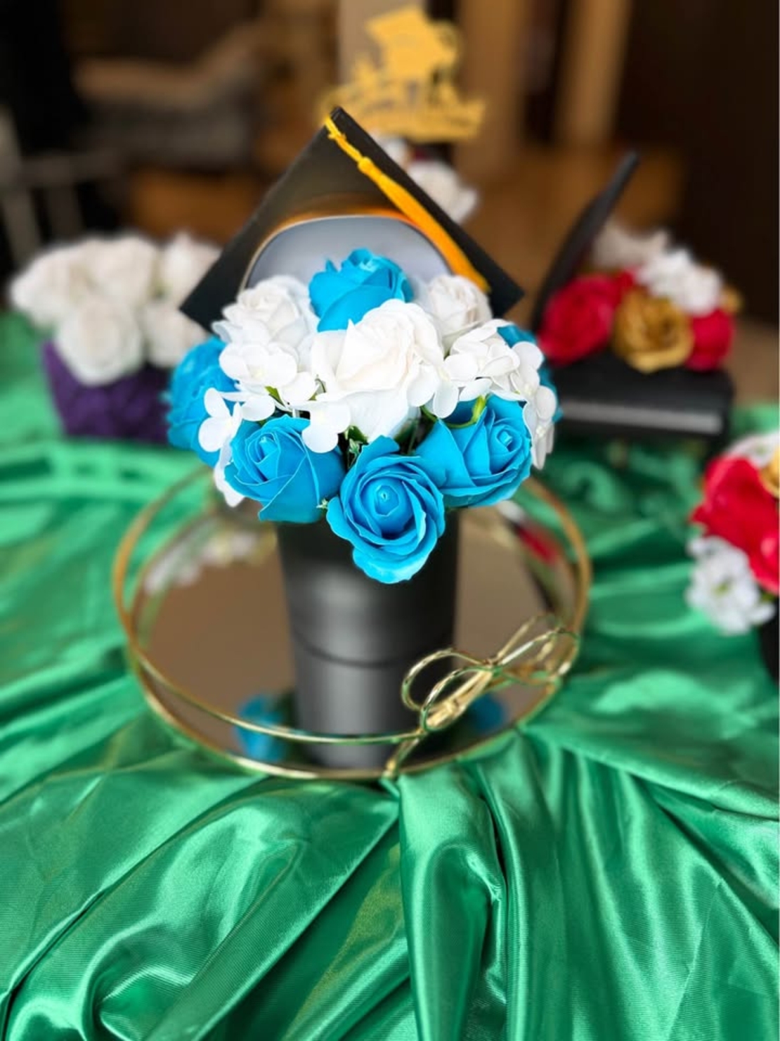 Малки луксозни букети за абитуриенти