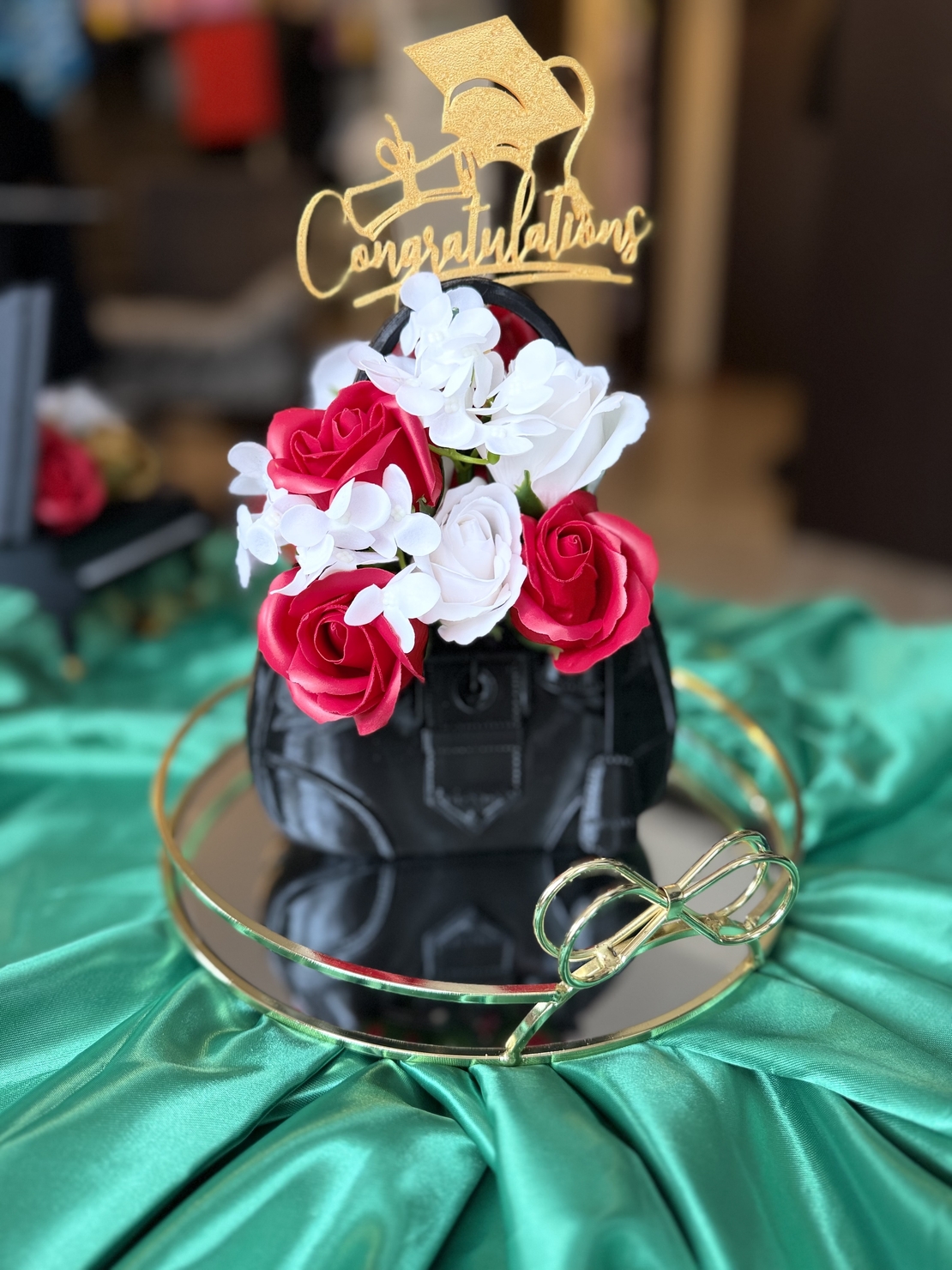 Луксозен букет в малка чанта прада