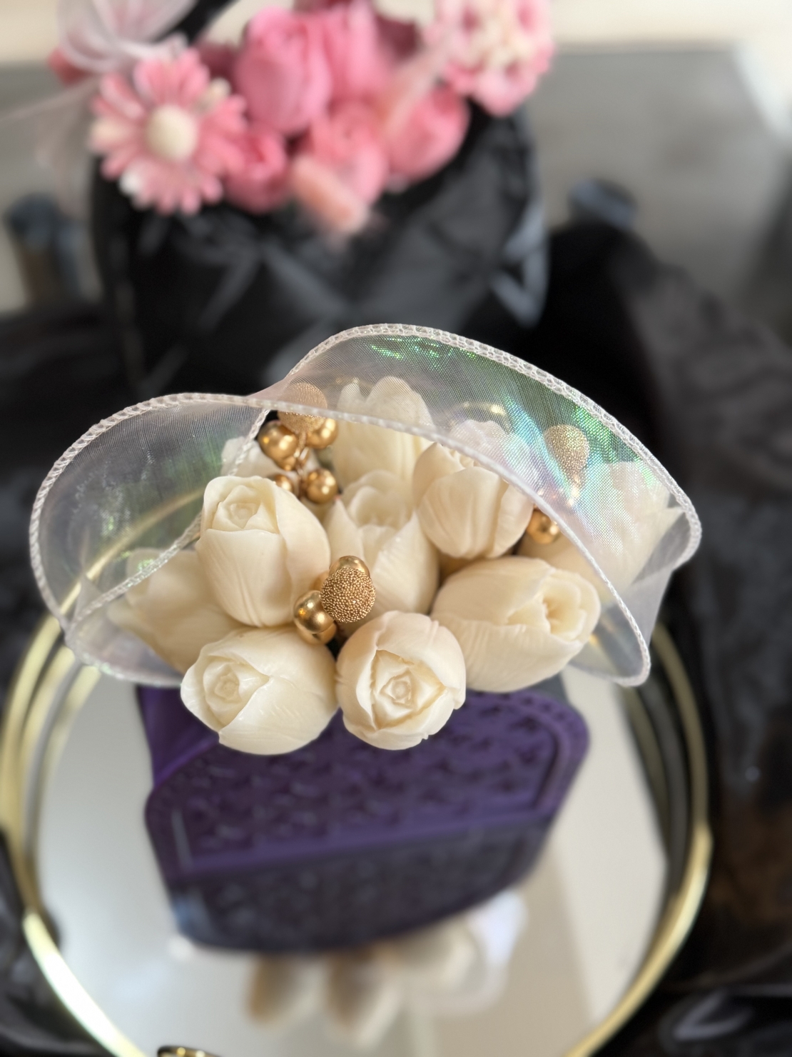 Луксозен букет от бели лалета