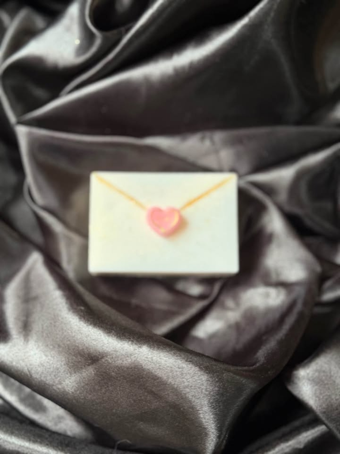 Ръчно изработен сапун във формата на плик със сърце, създаден специално за Свети Валентин.