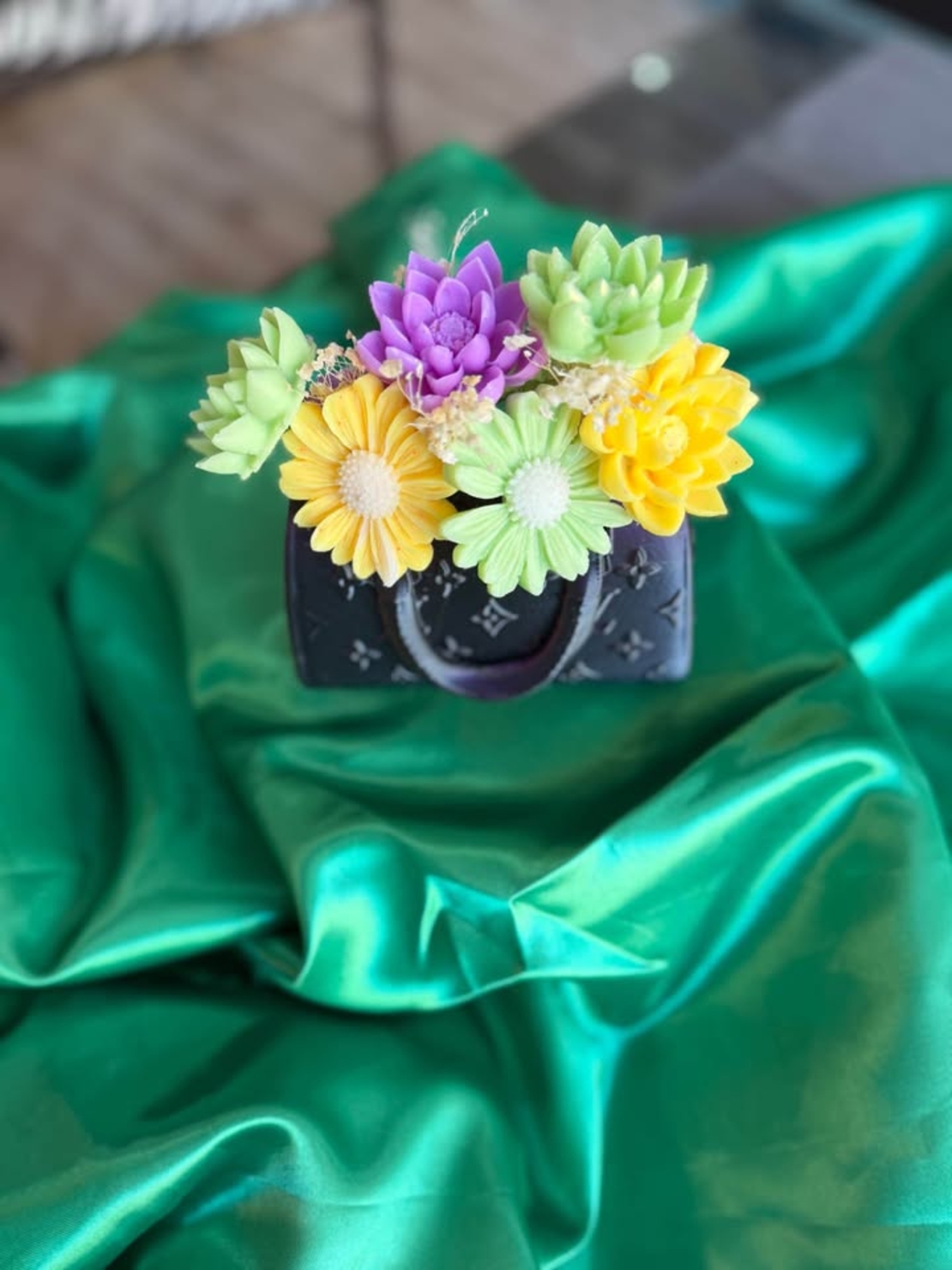 Букет от сапунени цветя декорирани в малка сладка чанта