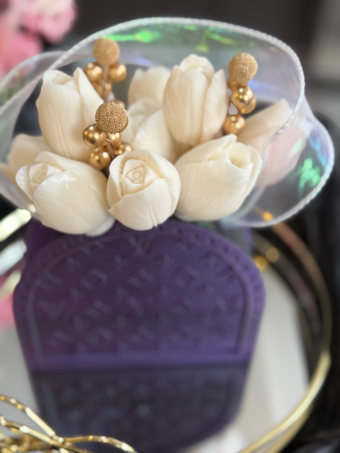 Луксозен букет от бели лалета