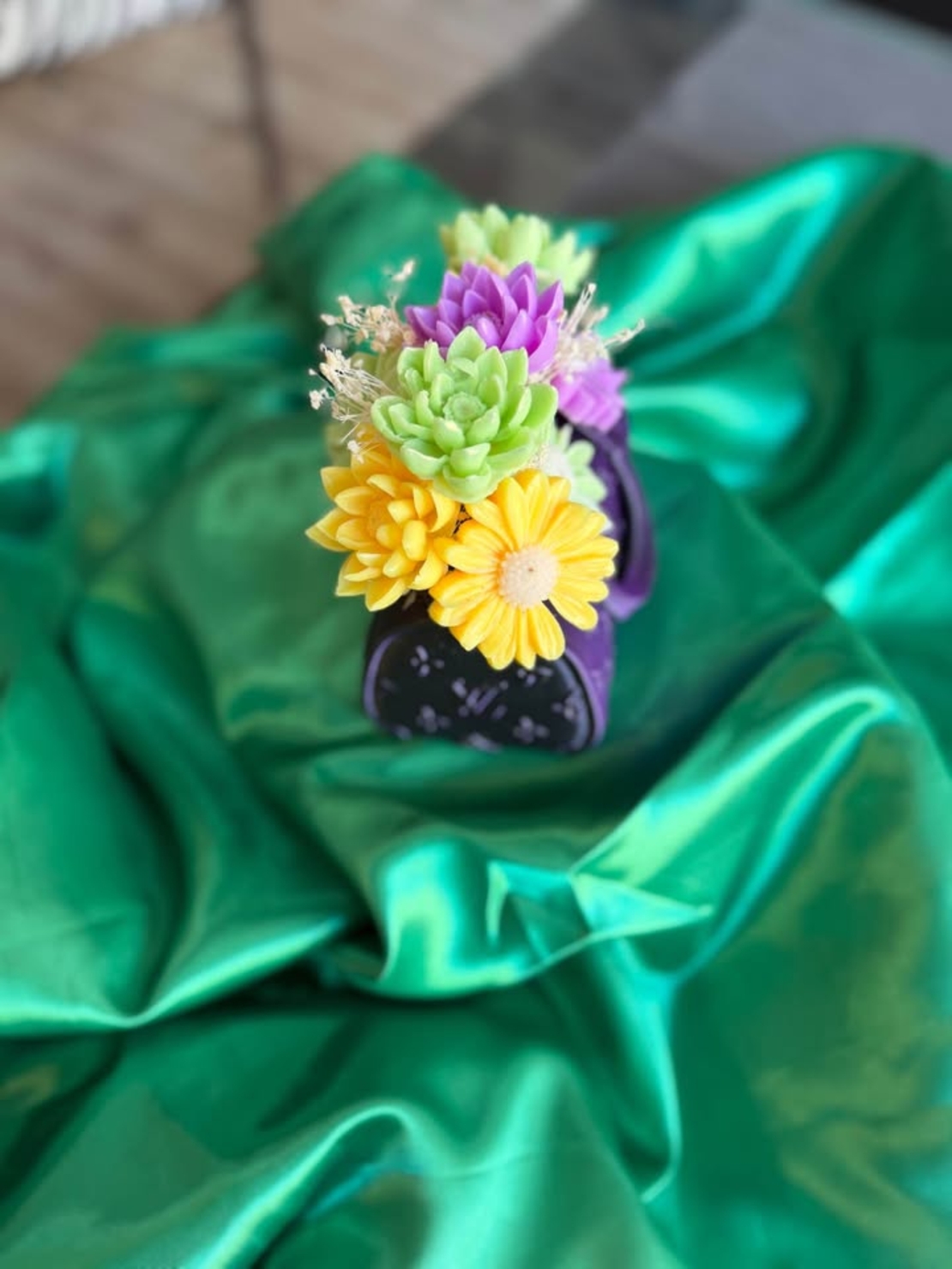 Букет от сапунени цветя декорирани в малка сладка чанта