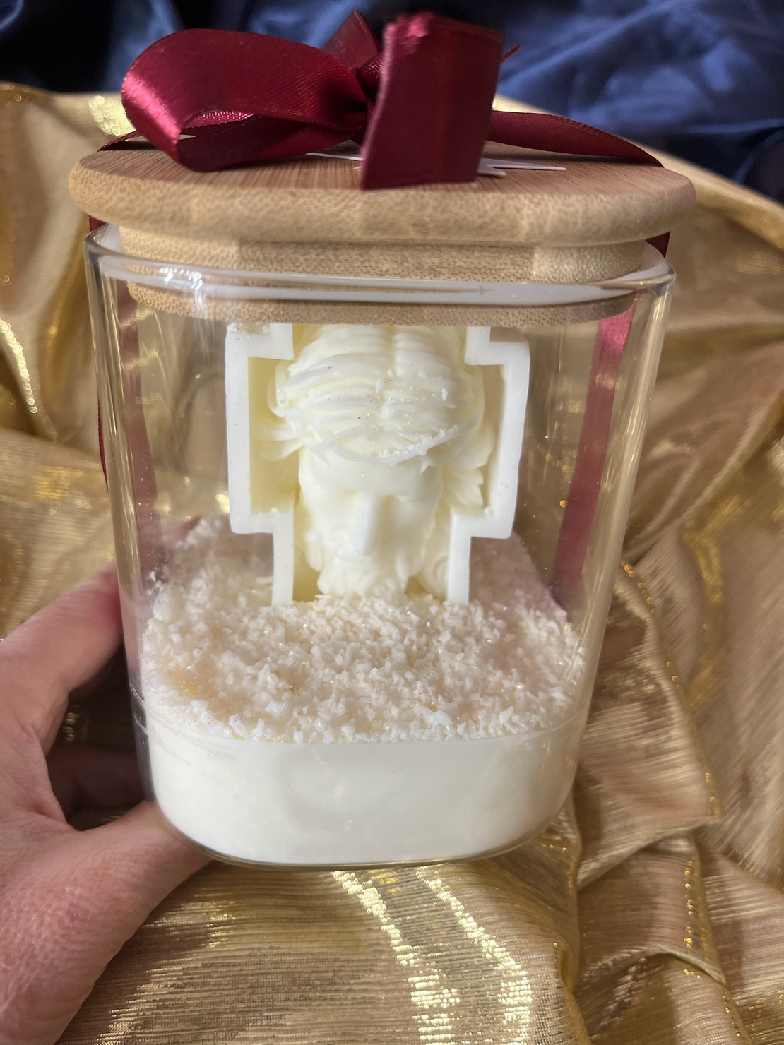 Свещ в стъклен буркан с фигура на Исус Христос