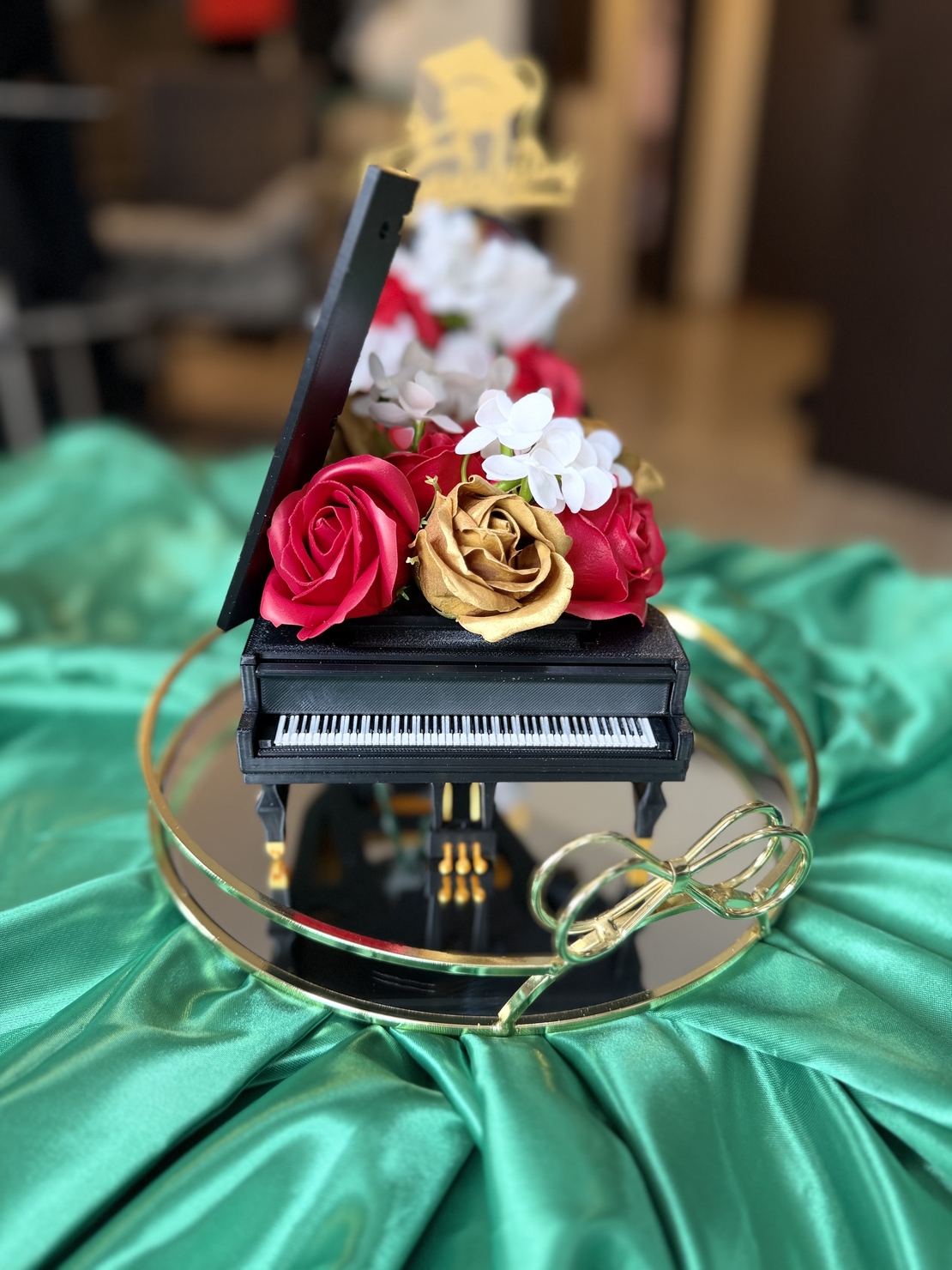 Луксозен букет пиано декорирано с пластични рози