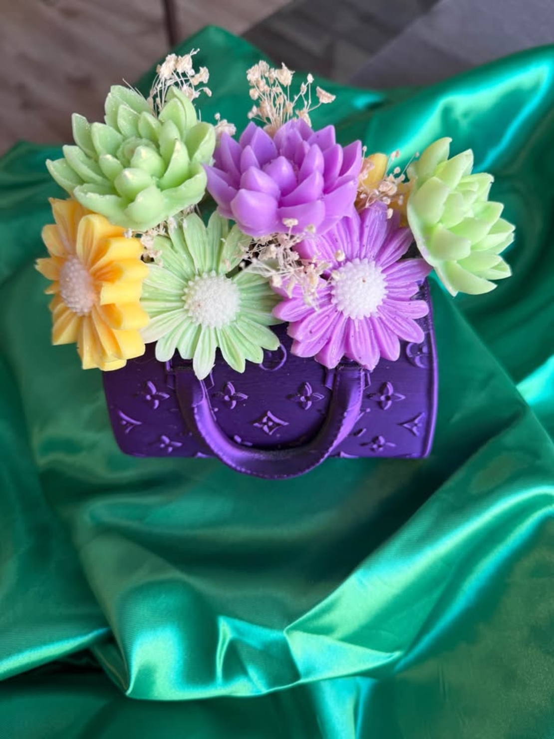 Букет от сапунени цветя декорирани в малка сладка чанта
