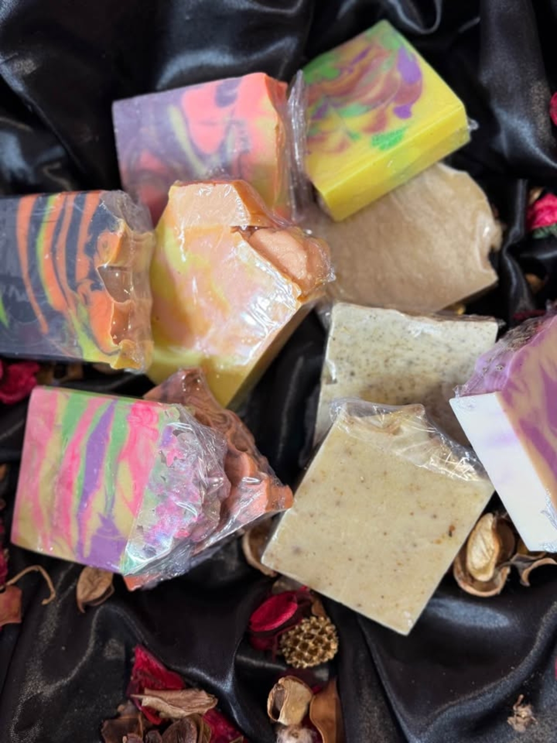 Коледен комплект от 10 ръчно изработени сапуна.